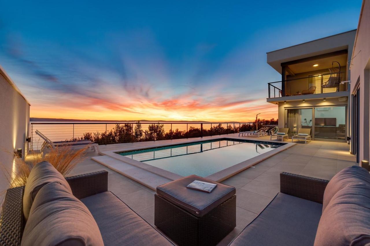 Seaview Big Blue With 32sqm Heated Pool, 4 Bedrooms, And 3 Bathrooms *